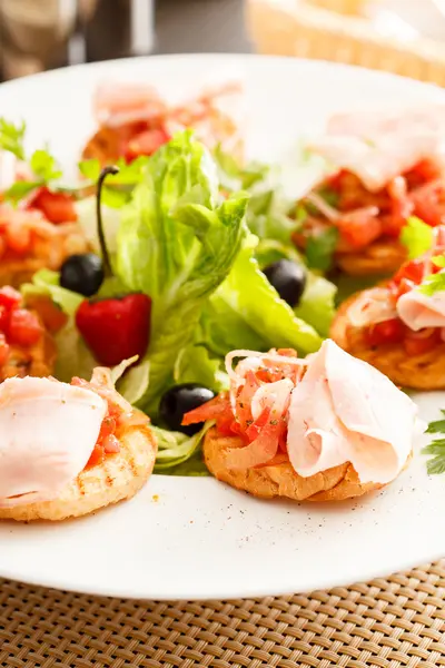 Bruschetta med tomat och skinka — Stockfoto