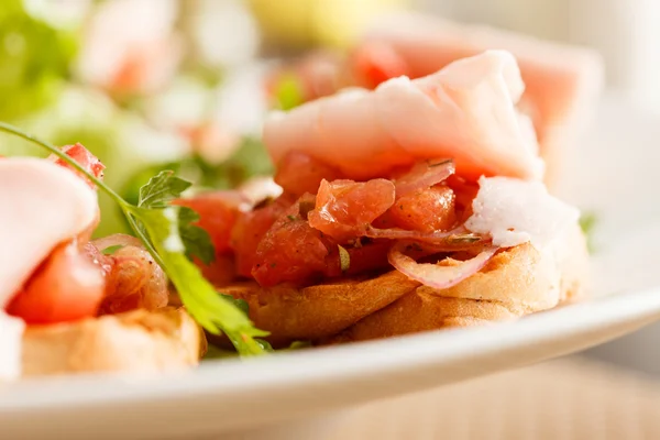 Bruschetta con tomate y jamón —  Fotos de Stock