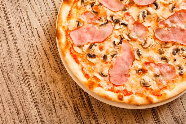 Smakelijke pizza — Stockfoto