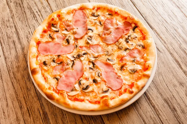 Smakelijke pizza — Stockfoto