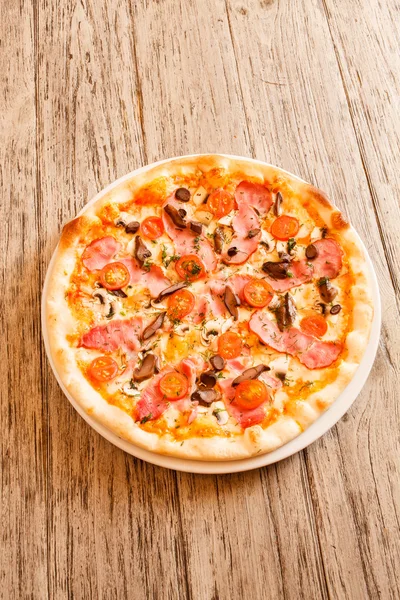 Smakelijke pizza — Stockfoto