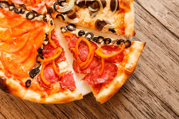 Smakelijke pizza — Stockfoto