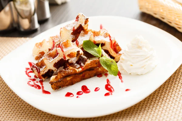 Gaufre belge à la crème fouettée — Photo