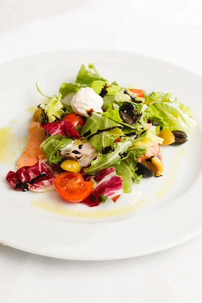 Salmon with fresh salad — Stock Photo, Image