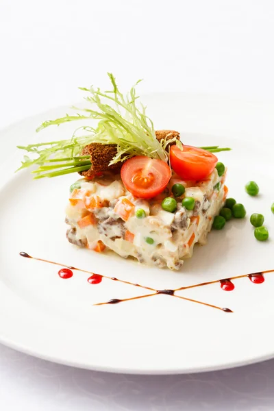 Russischer Salat auf dem Teller — Stockfoto
