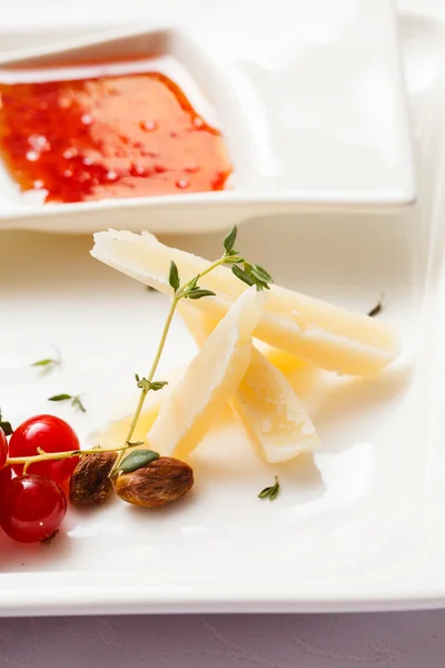 Prato de queijo com molho — Fotografia de Stock