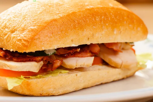 Panino con pancetta e verdure — Foto Stock