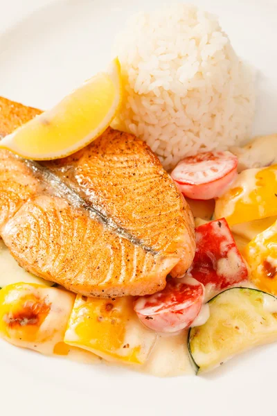 Fischsteak mit Reis und Gemüse — Stockfoto