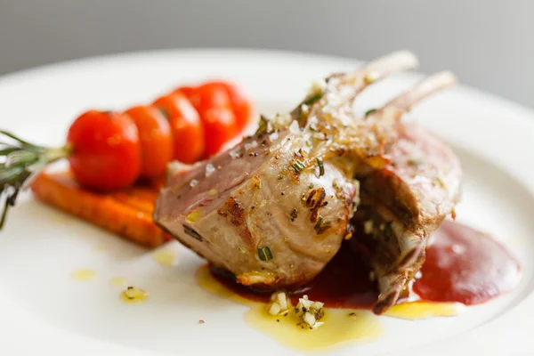 Lamb chops on plate — Stock Photo, Image