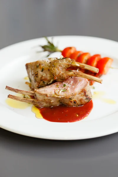 Chuletas de cordero en plato —  Fotos de Stock