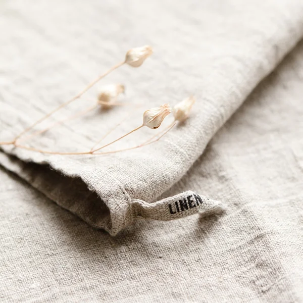 Flor seca em tecido — Fotografia de Stock