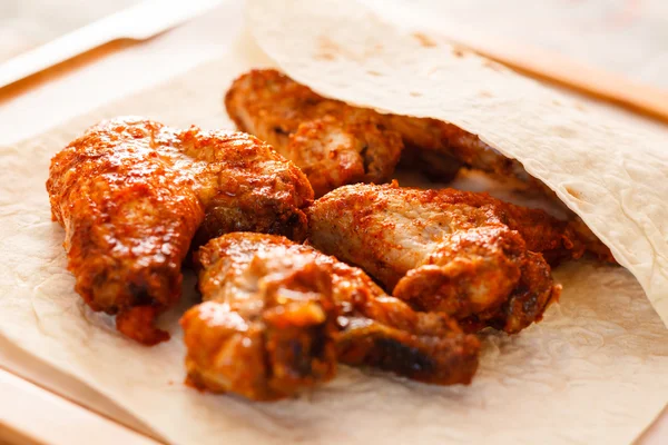 Chicken wings on pita — Stock Photo, Image