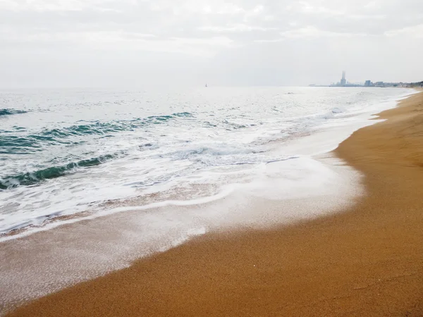 Vagues sur la plage de mer — Photo