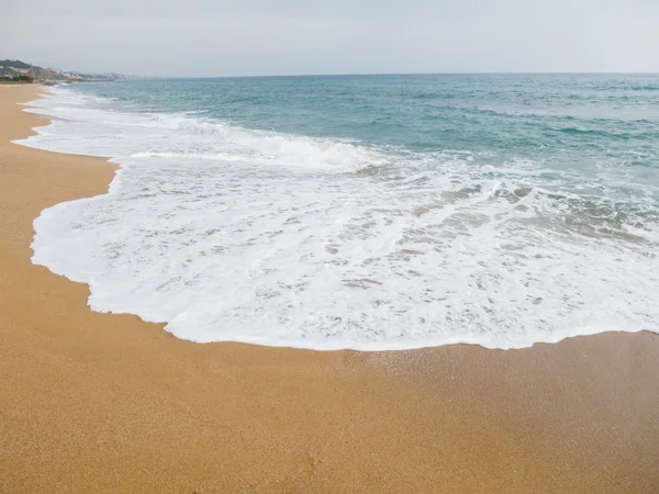 Vagues sur la plage de mer — Photo