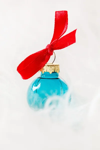Christmas ball på vit — Stockfoto