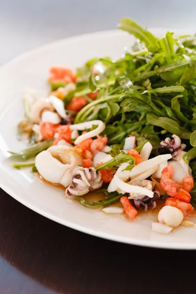 Meeresfrüchte-Salat mit Rucola — Stockfoto