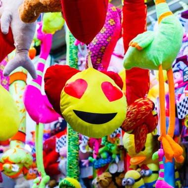 Komik oyuncaklar ile alışveriş