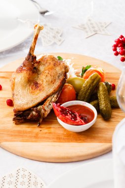 Noel masa üzerinde kaz