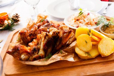 Kızarmış lahana ile eisbein