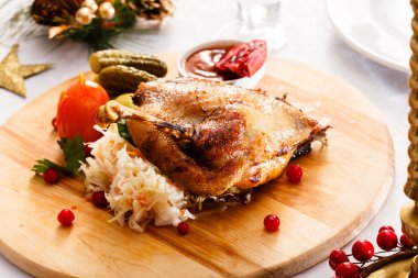 Noel masa üzerinde kaz