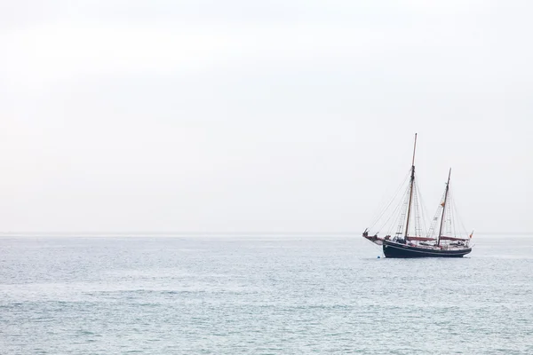 푸른 바다에 떠 있는 요트 — 스톡 사진