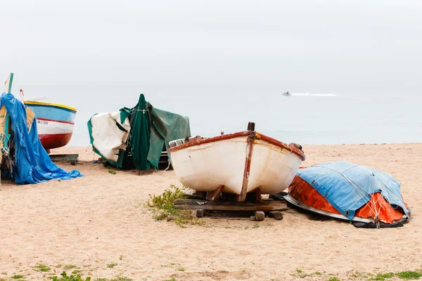 Gamla båtar på sand — Stockfoto
