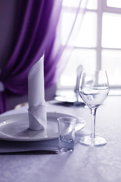 Restaurant setting in purple colors — Stock Photo, Image