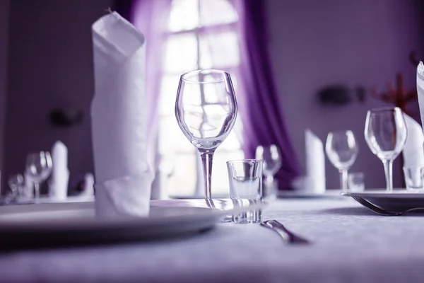 Restaurant setting in purple colors — Stock Photo, Image