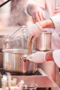 Şef yemek yapıyor.