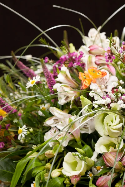 Bukett av färgglada blommor — Stockfoto