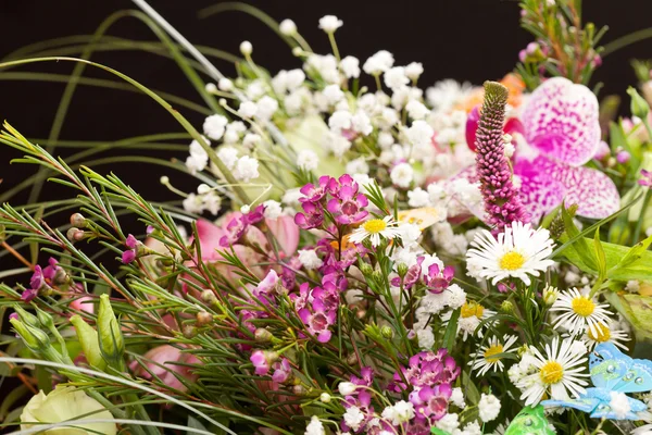 Boeket van kleurrijke bloemen — Stockfoto