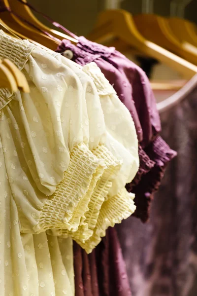 Одежда на вешалках — стоковое фото