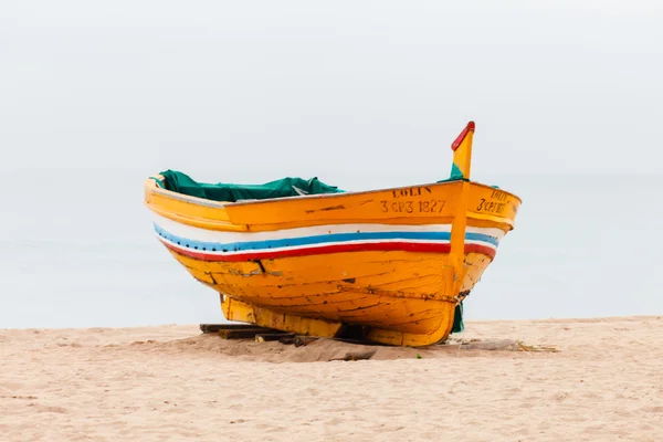 Gammal båt på sand — Stockfoto