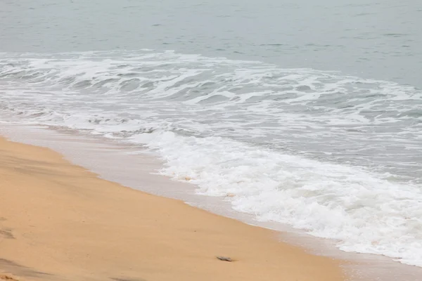 Vagues sur la plage de mer — Photo