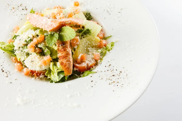 Salada Caesar em prato — Fotografia de Stock