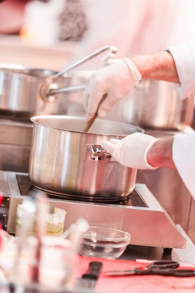 Chef cozinhar refeição — Fotografia de Stock