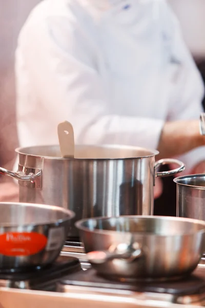 Chef cozinhar refeição — Fotografia de Stock