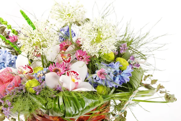 Květiny v košíku — Stock fotografie