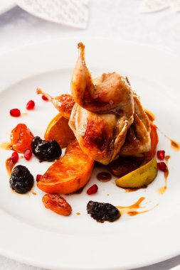 Tablo üzerinde pişirilmiş bıldırcın