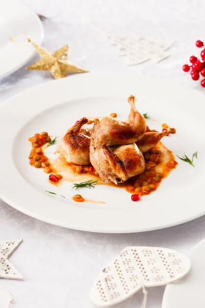 Gekookte kwarteleitjes op tafel — Stockfoto