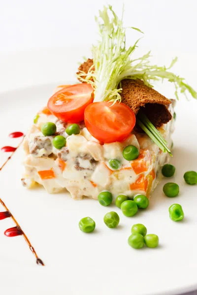 Salat auf weißem Teller — Stockfoto