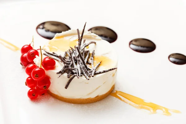 Cheesecake with chocolate sauce — Stock Photo, Image