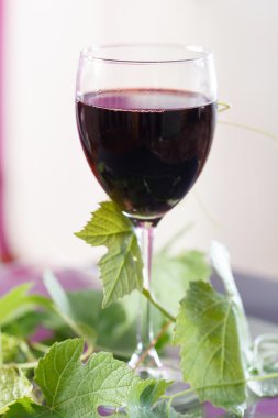Bardakta kırmızı şarap.