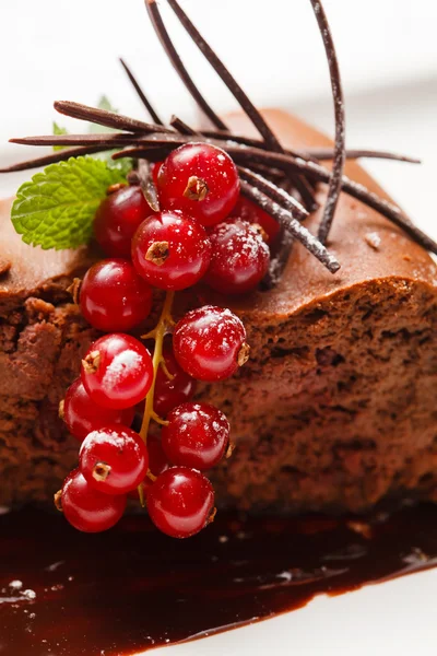 Chocolate cake with red currant — Stock Photo, Image