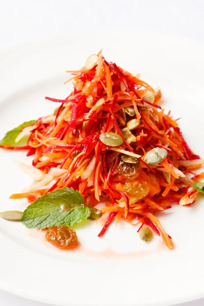 Ensalada de verduras con pasas — Foto de Stock