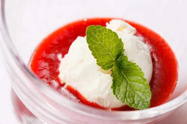 Ice cream with berry sauce — Stock Photo, Image