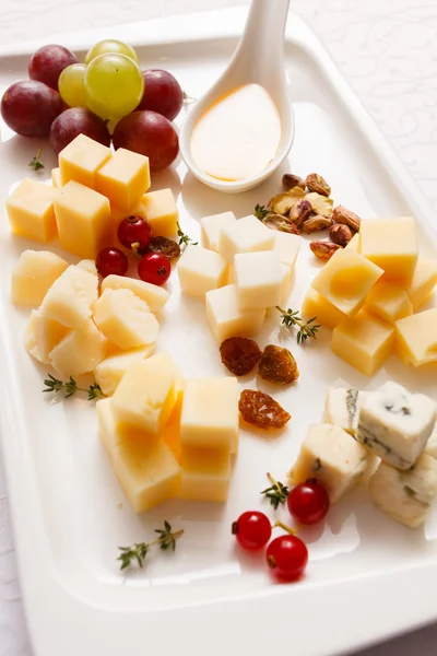 Rebanadas de queso en el plato —  Fotos de Stock