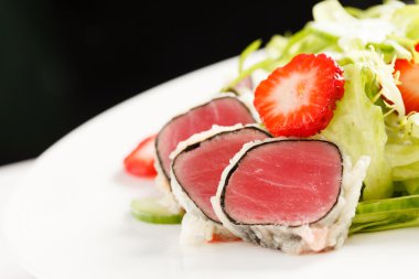 Tuna meze tabağı üzerinde