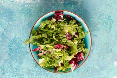 Taze yeşil salata.