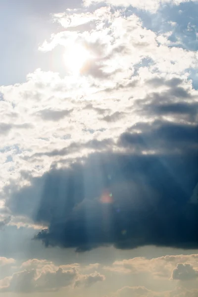 Nubes y rayos solares — Foto de Stock